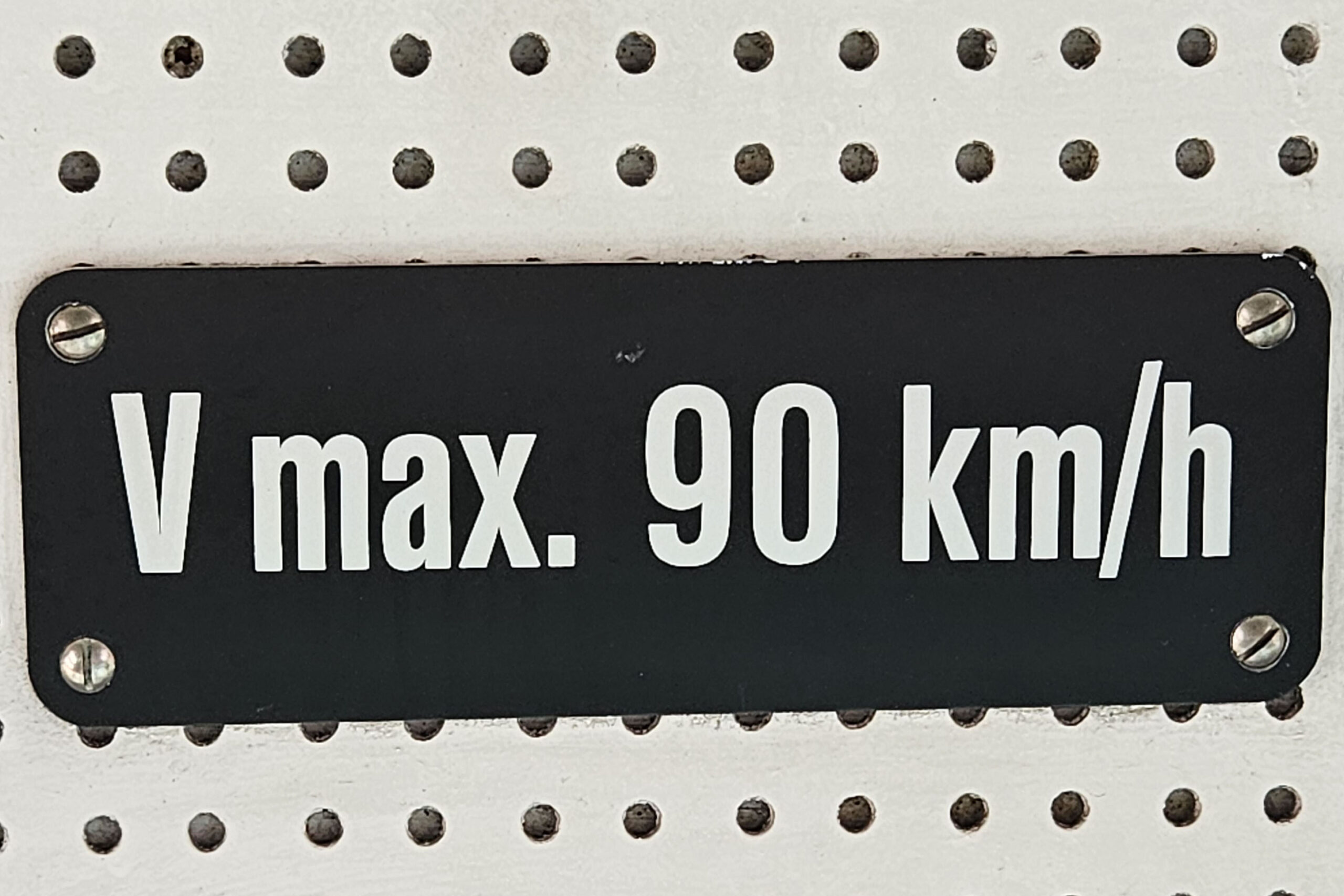 Die Lokomotive nach Disentis fährt maximal 90 Kilometer pro Stunde. Ein Schild im Innern der Lok macht auf diese Geschwindigkeitsbegrenzung aufmerksam.